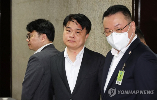 임현택 대한의사협회(의협) 회장(가운데)과 박용언 부회장(오른쪽)이 9월 22일 오후 국회에서 더불어민주당 이재명 대표 등과 간담회를 마친 뒤 나오고 있다. <사진: 연합뉴스>